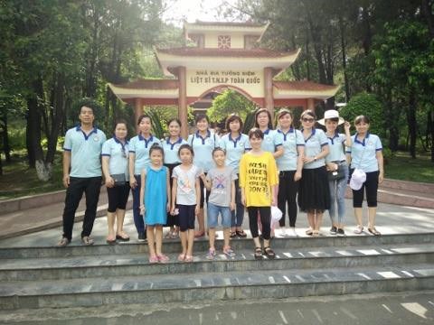 Trường Mầm non Gia Thượng tổ chức cho CBGVNV học tập lịch sử truyền thống ở các tỉnh miền Trung